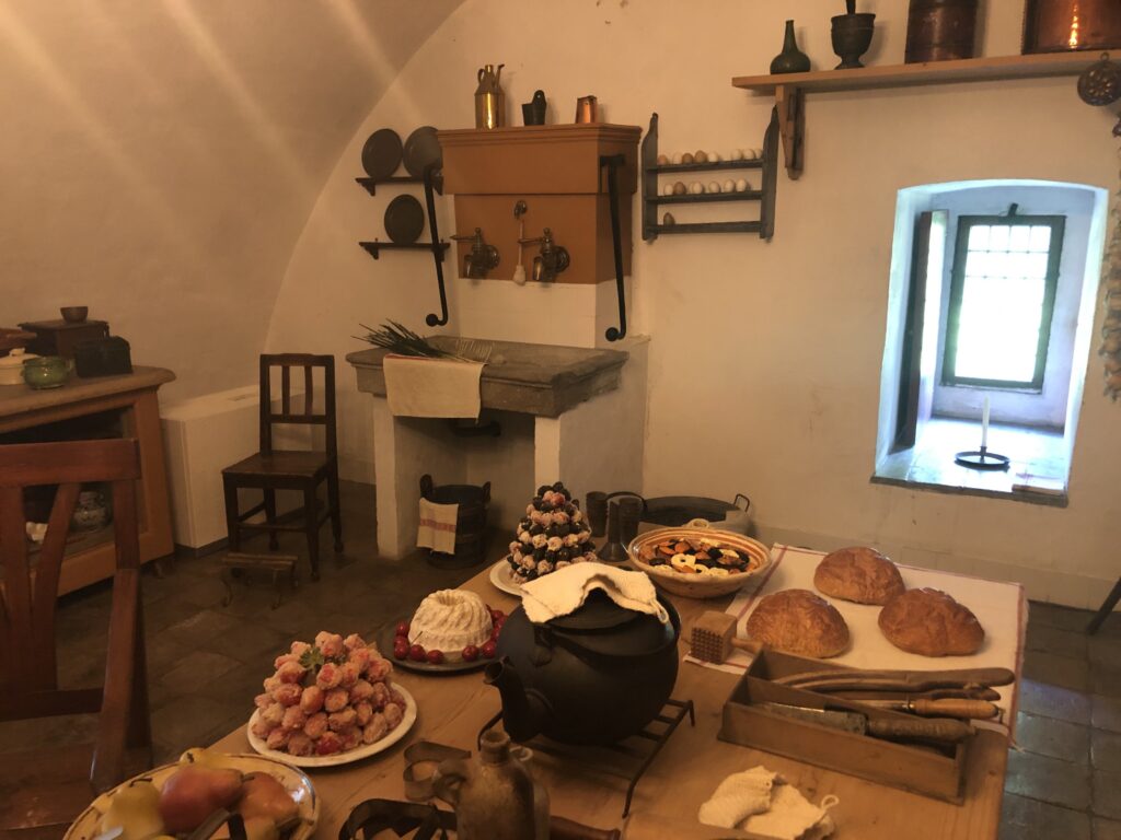 Vol gedekte tafels in de keuken van Doorwerth