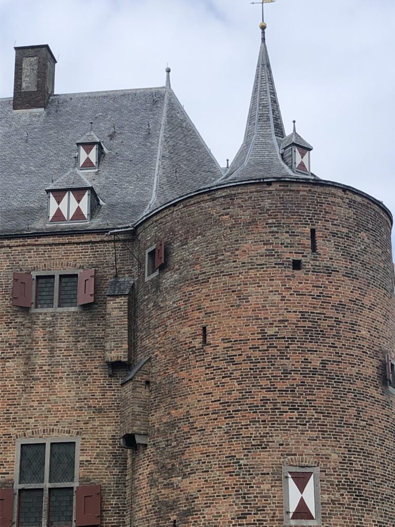 Een grote ronde toren van het kasteel Ammersoyen